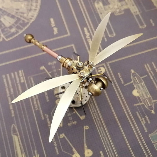 Modèle d'insectes de libellules à steampunk mécanique en métal doré 3D avec une base aléatoire